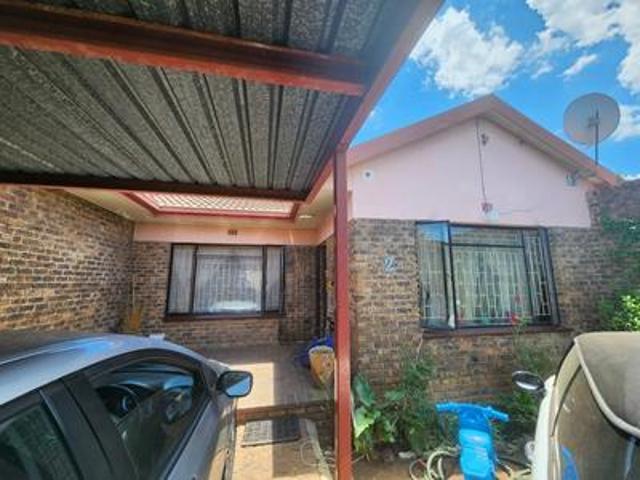 Townhouse for sale in Mohlakeng, Gauteng