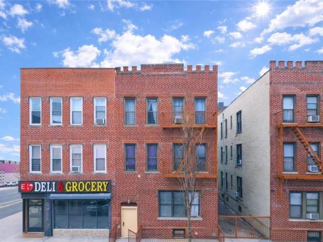 Townhouse for sale in Arverne, New York