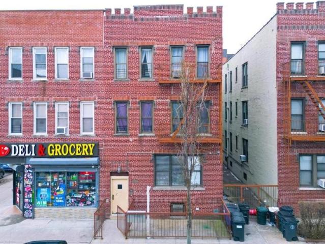 Townhouse for sale in Arverne, New York