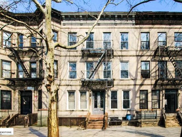 Townhouse for sale in Arverne, New York