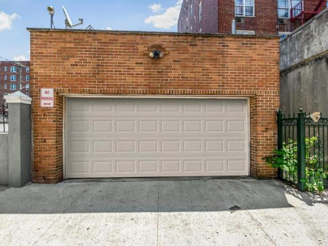 Townhouse for sale in The Bronx, Arverne