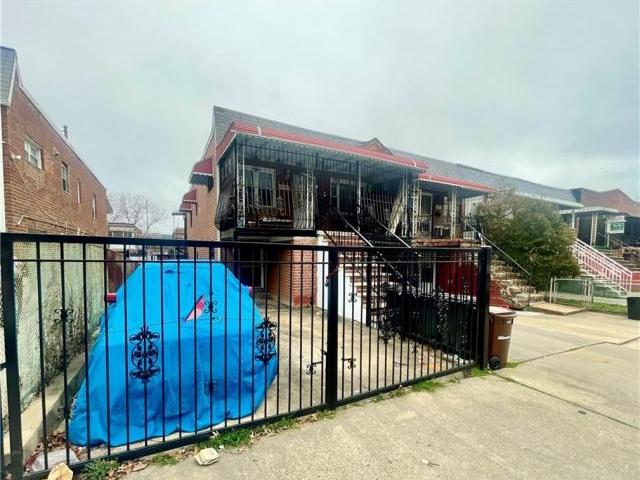 Townhouse for sale in Arverne, New York