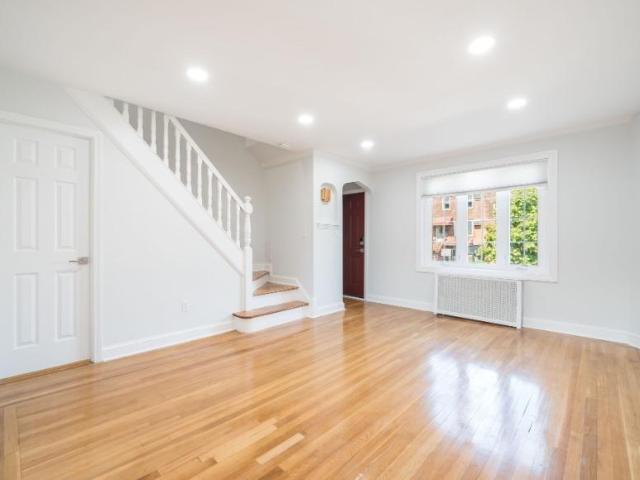 Townhouse for sale in Queens, Arverne
