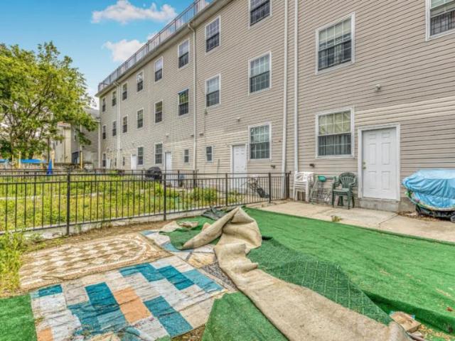 Townhouse for sale in Arverne, New York
