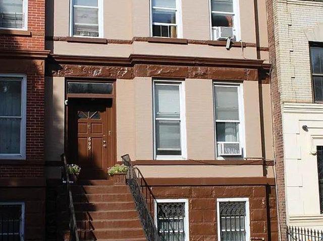 Townhouse for sale in Arverne, New York