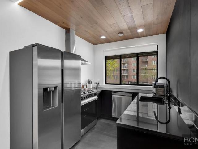 Townhouse for sale in Arverne, New York