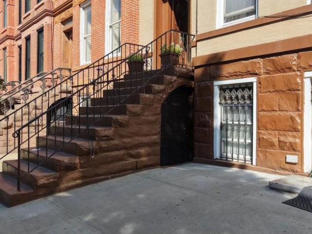 Townhouse for sale in Arverne, New York