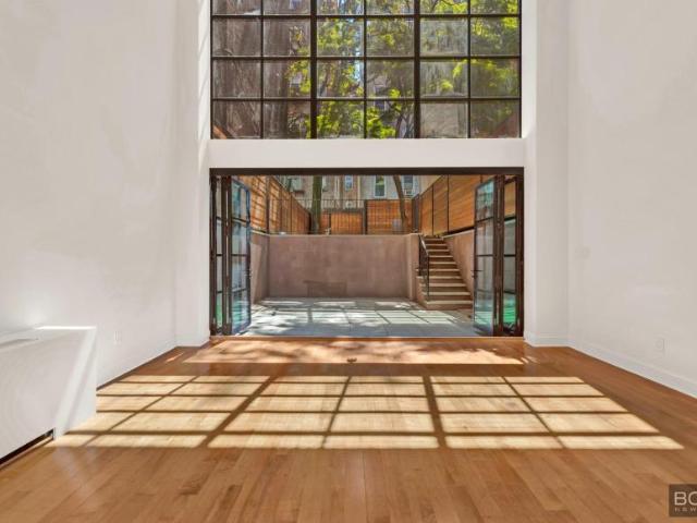 Townhouse for sale in Arverne, New York