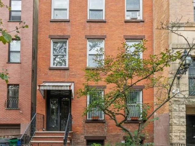 Townhouse for sale in Arverne, New York