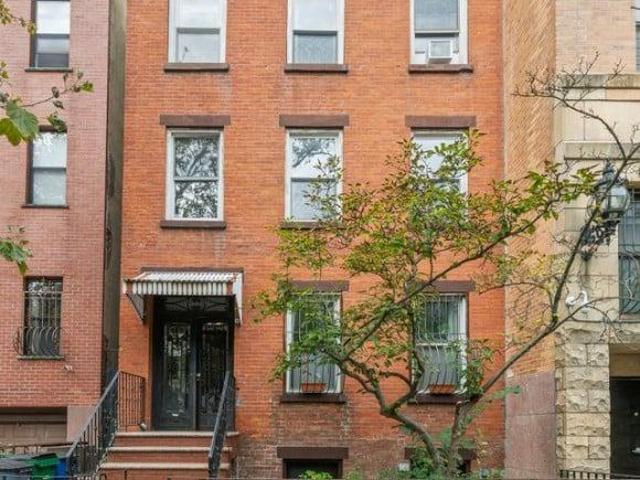Townhouse for sale in Arverne, New York
