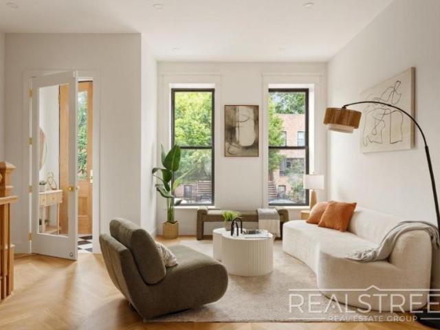 Townhouse for sale in Arverne, New York