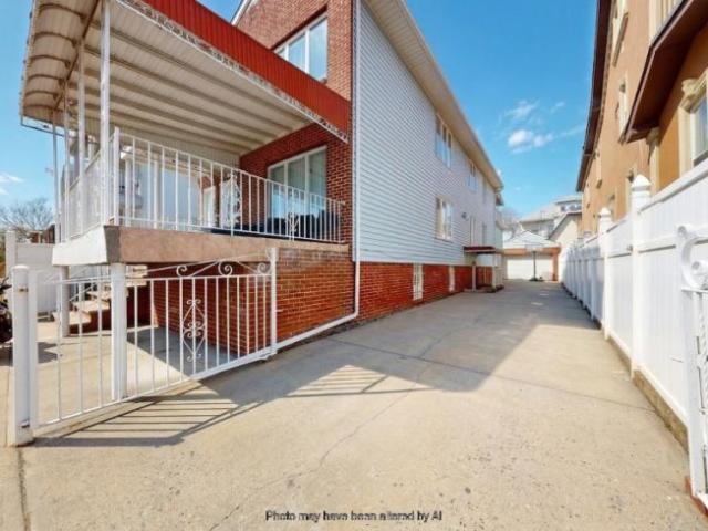 Townhouse for sale in Arverne, New York