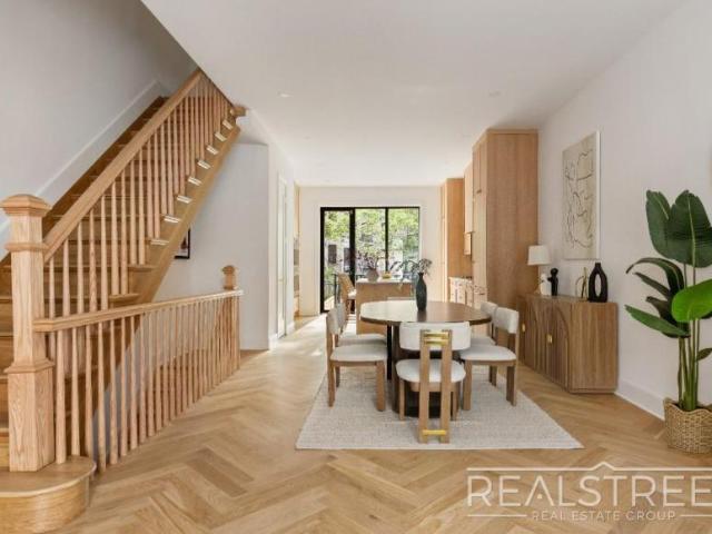 Townhouse for sale in Arverne, New York