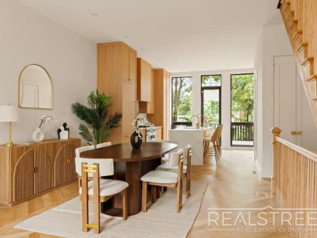 Townhouse for sale in Arverne, New York