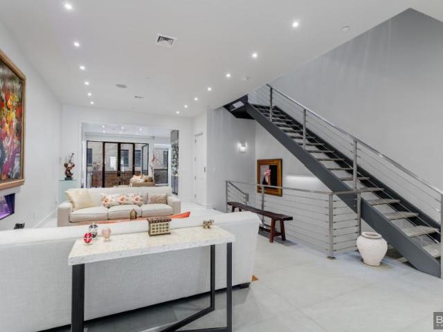 Townhouse for sale in Arverne, New York