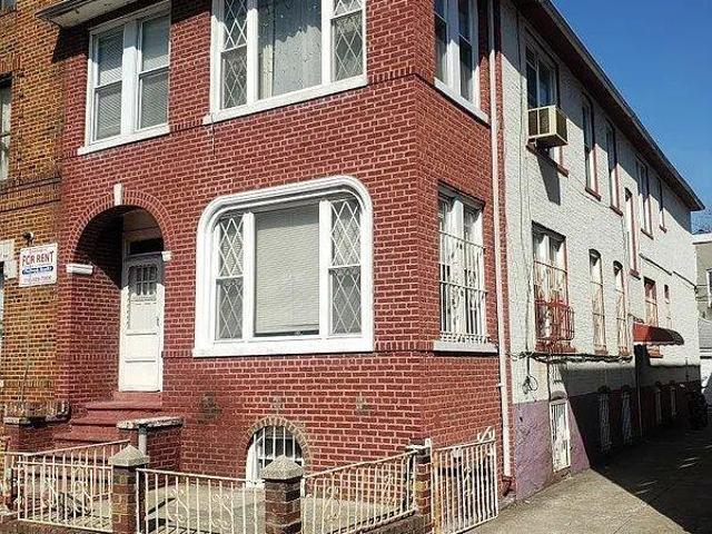 Townhouse for sale in Arverne, New York