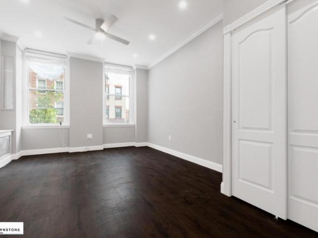 Townhouse for sale in Arverne, New York