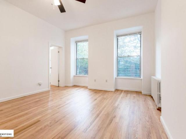 Townhouse for sale in Arverne, New York
