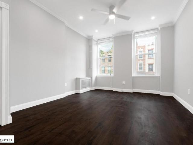 Townhouse for sale in Arverne, New York