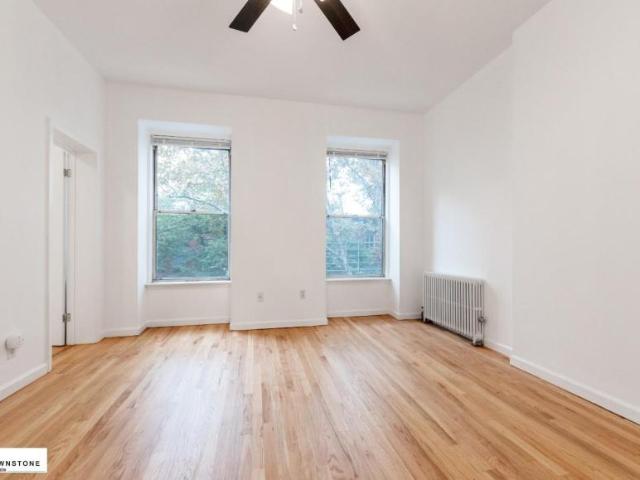 Townhouse for sale in Arverne, New York