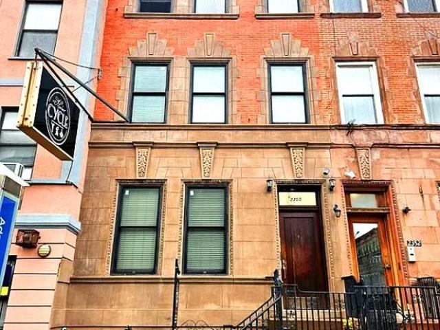 Townhouse for sale in Arverne, New York
