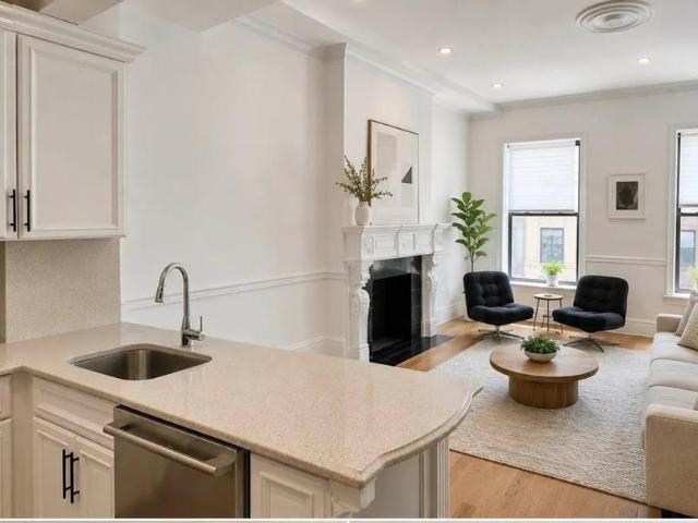 Townhouse for sale in Arverne, New York
