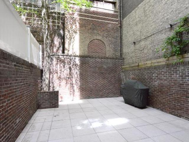 Townhouse for sale in Arverne, New York