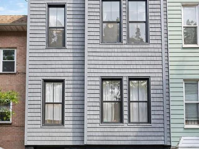 Townhouse for sale in Arverne, New York