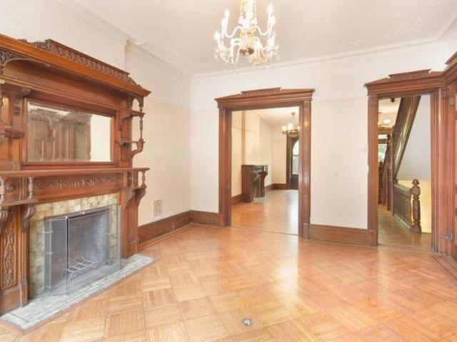 Townhouse for sale in Arverne, New York