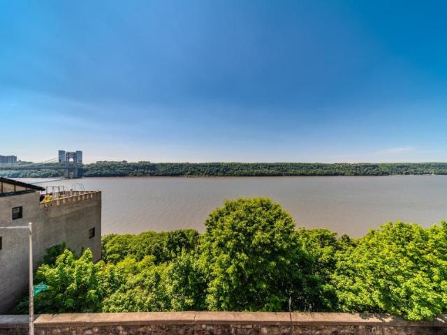 Townhouse for sale in Arverne, New York