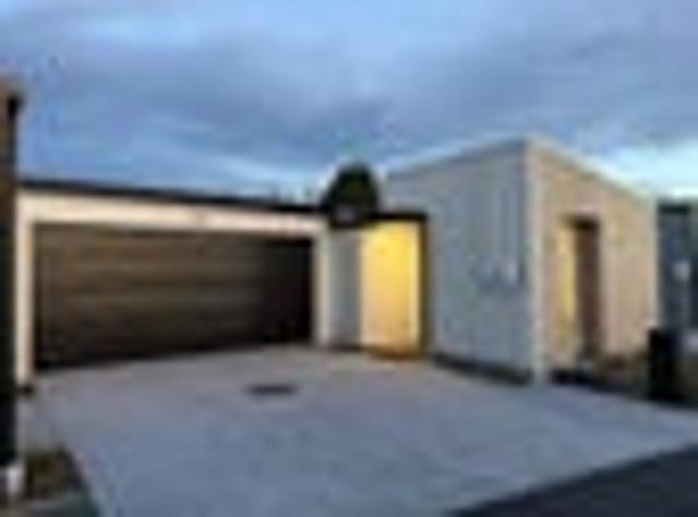 Townhouse for sale in Chaslands, Canterbury