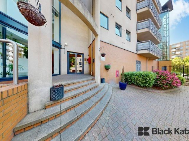 Apartment for rent in Waterside Park, Silvertown