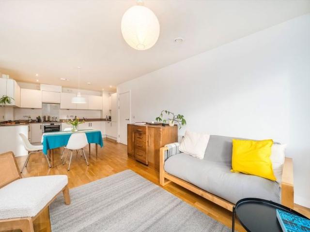 Apartment for rent in Ocean Estate, Greater London