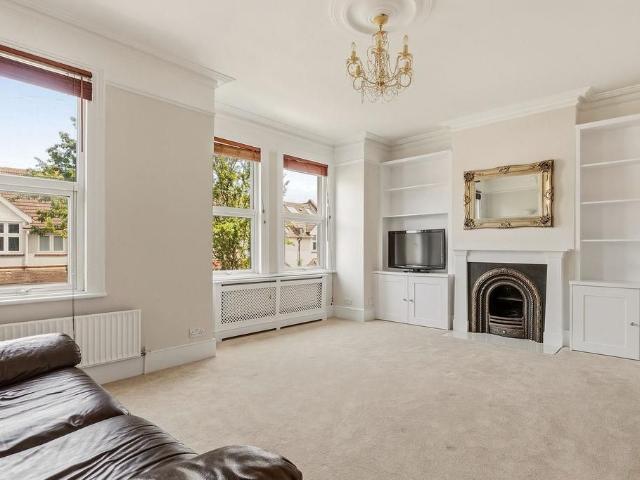 Apartment for rent in Summerstown, Greater London