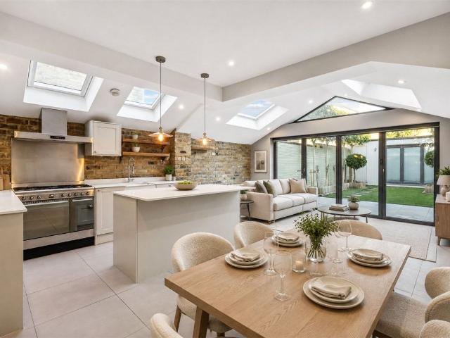 Apartment for rent in Summerstown, Greater London