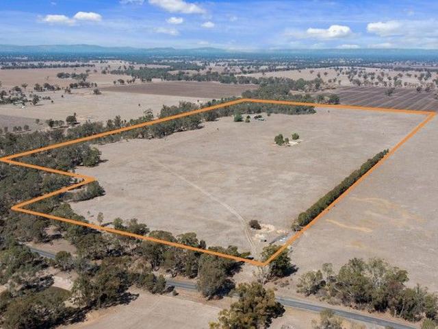 Cottage for sale in Arcadia South, Victoria