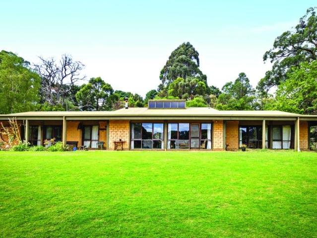 Cottage for sale in Camerons Creek, Victoria