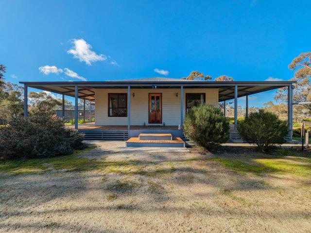 Cottage for sale in Appin South, Victoria