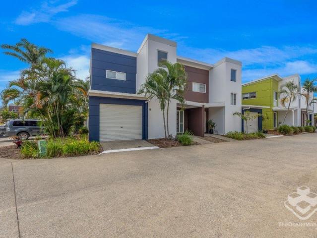 Townhouse for sale in Cannonvale, Queensland