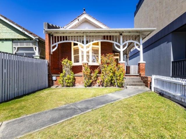House for sale in Caulfield North