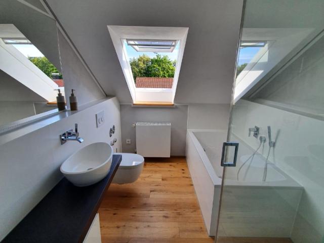 Dachgeschosswohnung kaufen in Langweid, Bayern