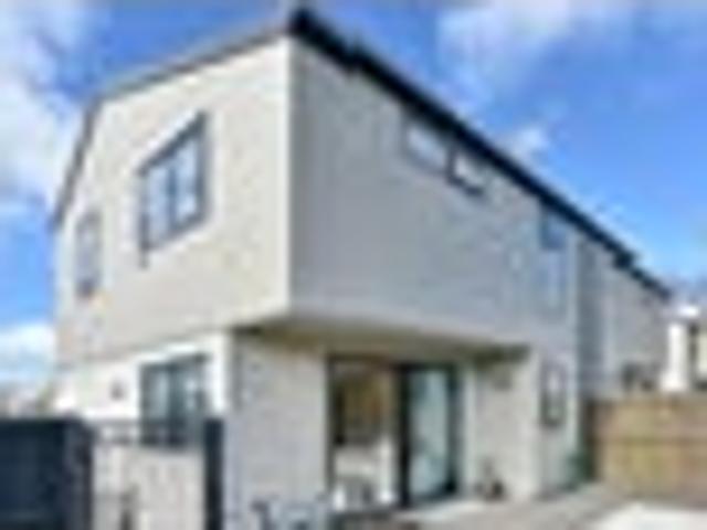 Townhouse for sale in Chaslands, Canterbury