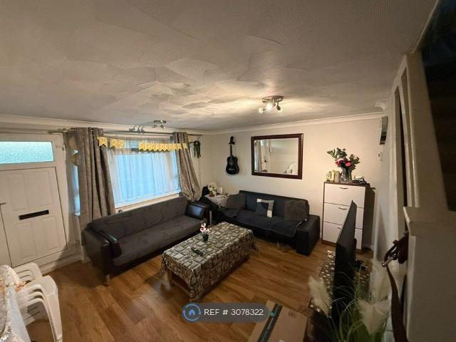 House for rent in Beavers, Greater London