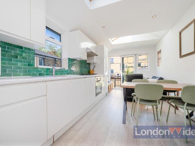Apartment for rent in North Kensington, Greater London