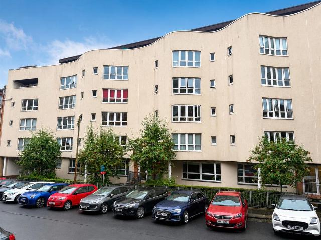 Apartment for rent in Shawmoss, Shawlands