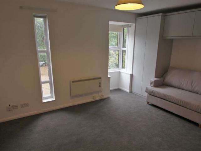 Studio for rent in Woking, Surrey