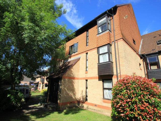 Studio for rent in Woking, Surrey