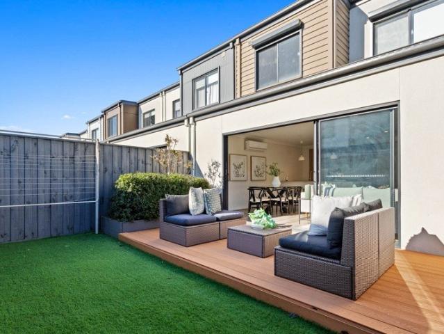 Townhouse for sale in Lochaven, Melbourne