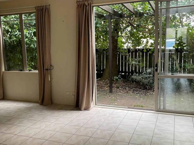 Townhouse for rent in Paremoremo, Oroua County