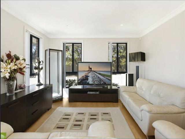 Townhouse for rent in Wollongong West, New South Wales